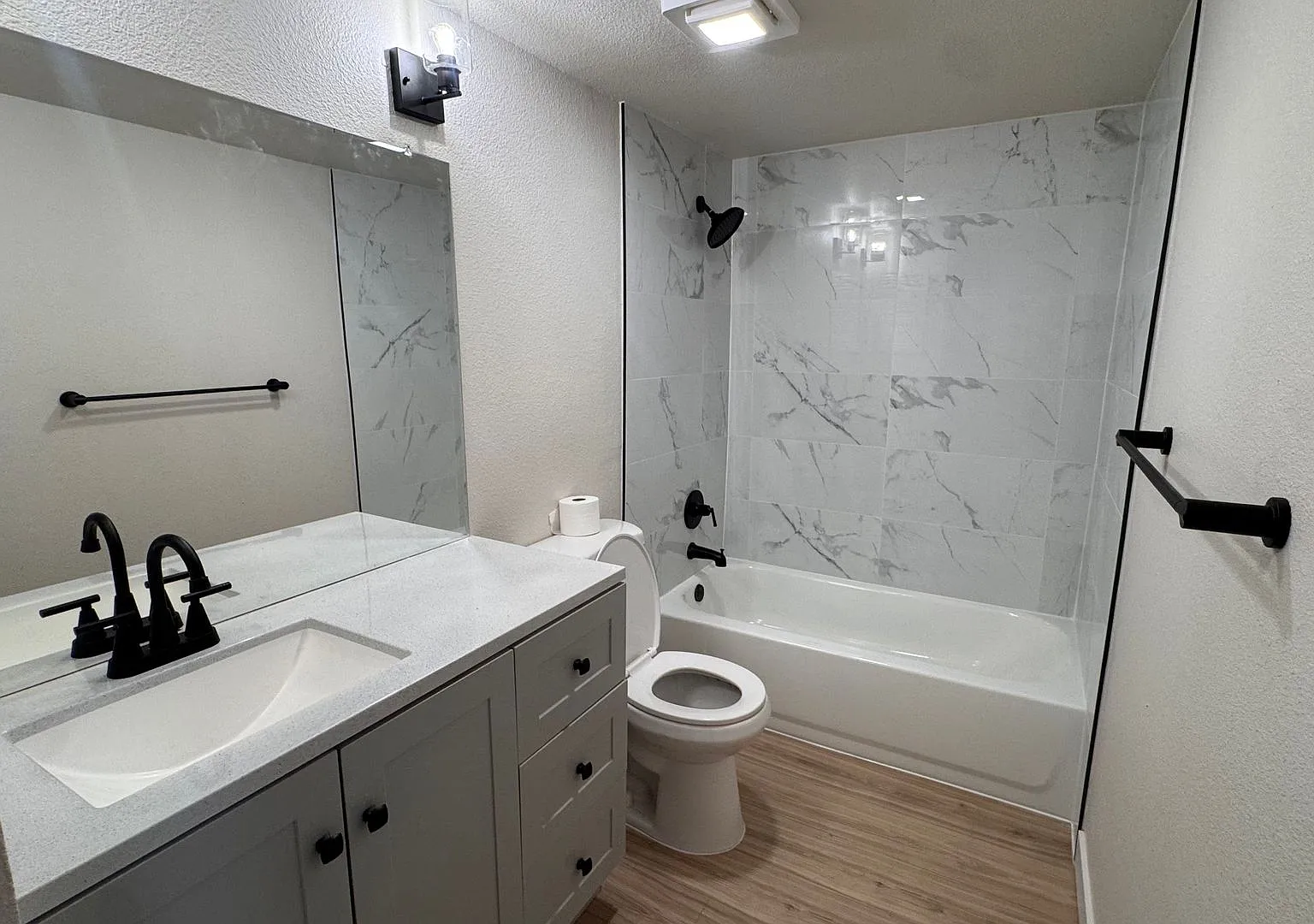 1 bed 1 bath Great location off 2nd and Sable near 6th and I-225 and Aurora Mall — Photo 3