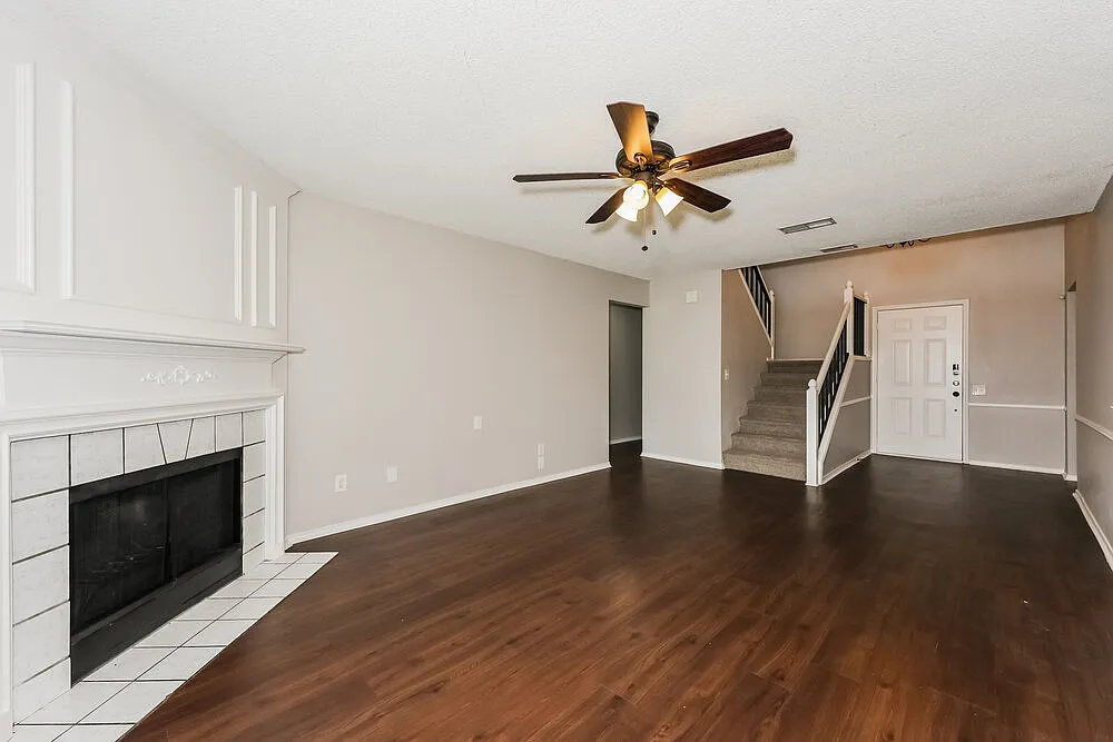 5 bed, 2.5 bath, 2484 sqft, $2,435 — Photo 4