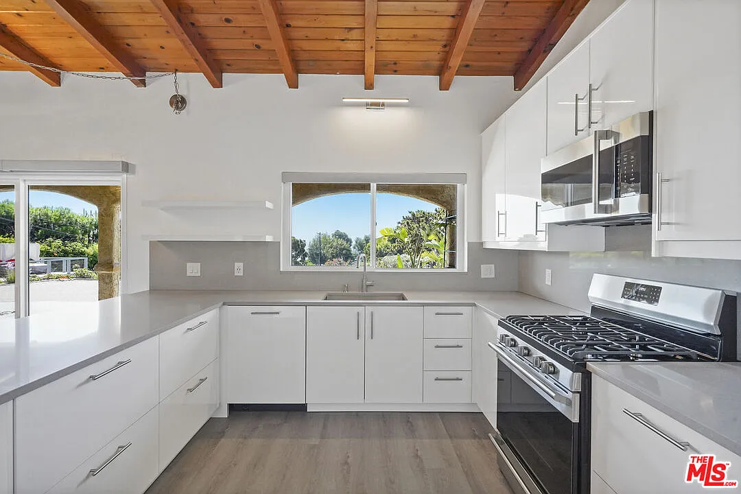 3 bed, 3.0 bath, 1610 sqft, $8,500 — Photo 2