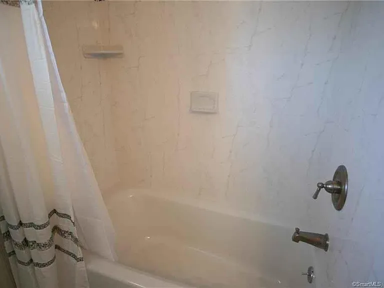 Bathroom tub