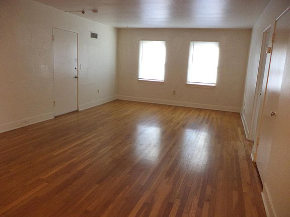 3rd image of 1324 W 5th Ave