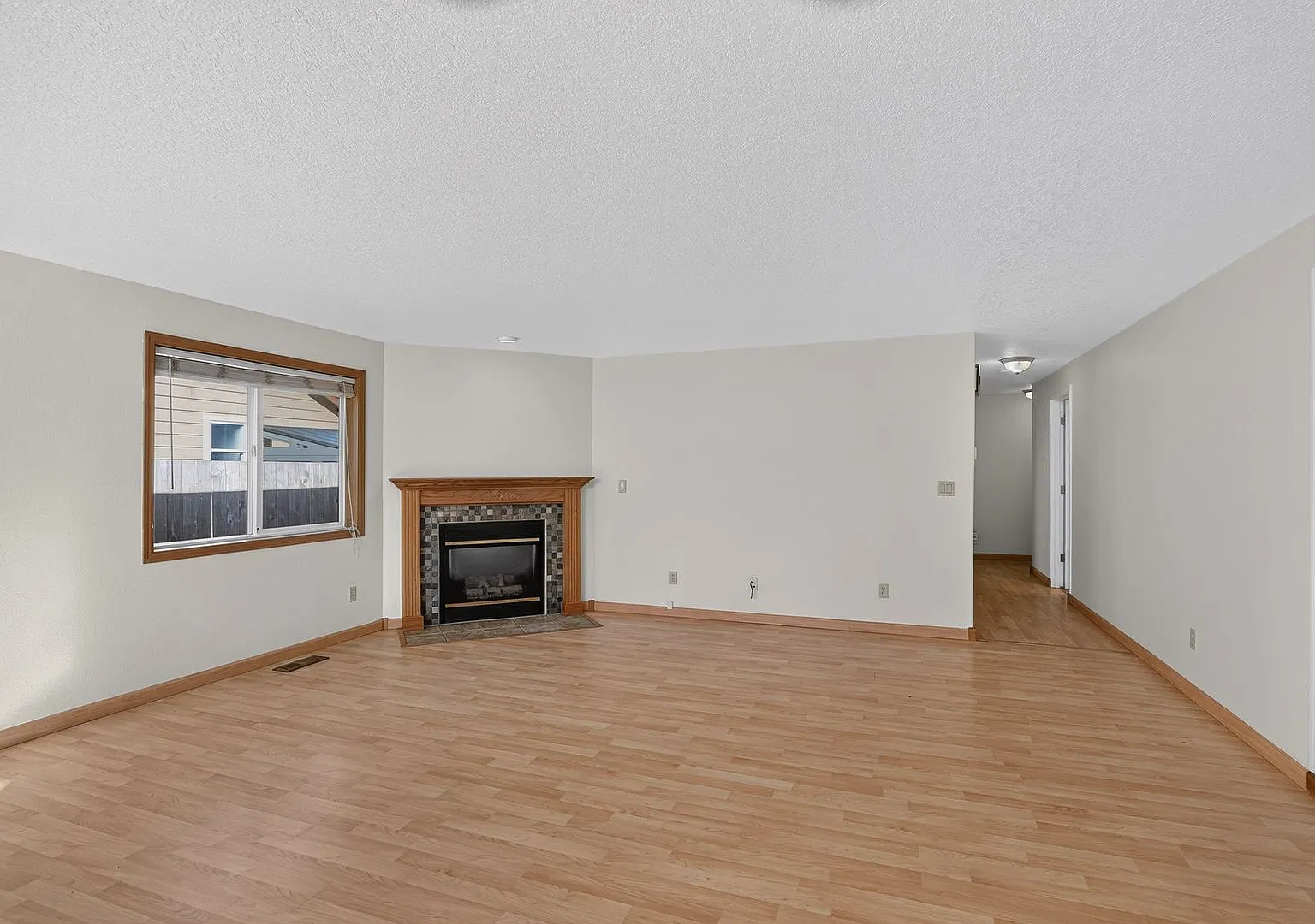 Spacious Single Level 3bed/2 bath w/ 3 car garage — Photo 3