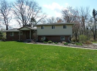 951 Dedham Ct, Bloomfield Hills, MI 48302