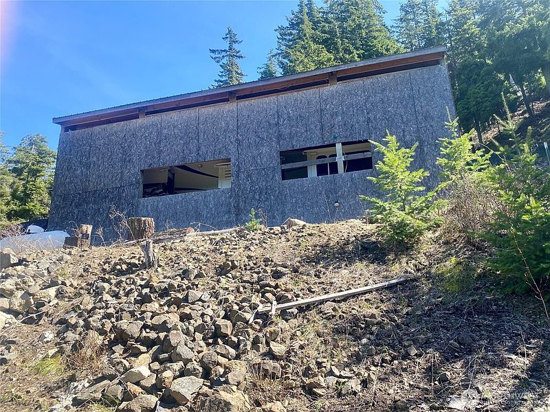 4th image of 393 Tom & Nita Road