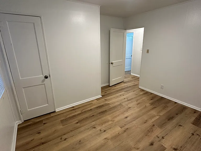 1007 E Michigan Ave — Photo 12