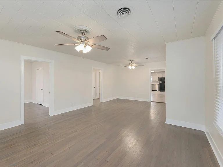 419 N Doak St — Photo 5
