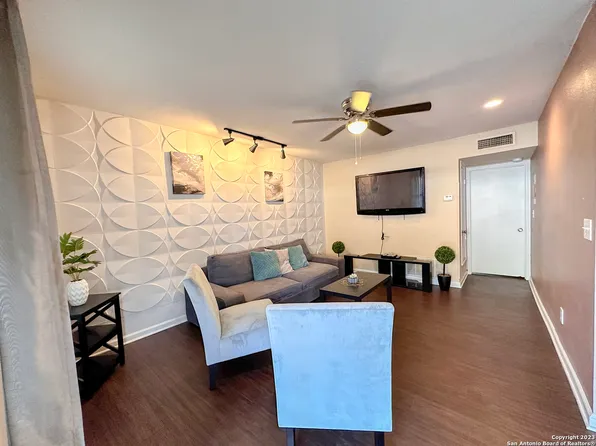 255 E Rampart Dr #402, San Antonio, TX 78216