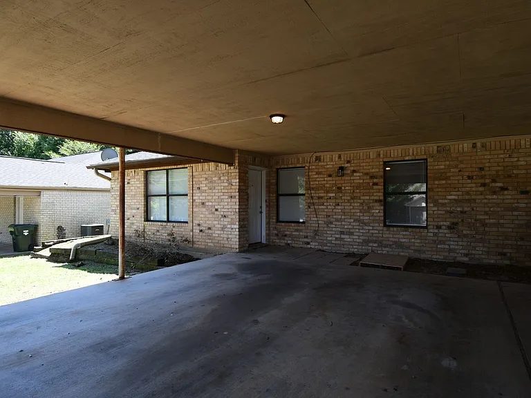 2529 Westminster Dr — Photo 3