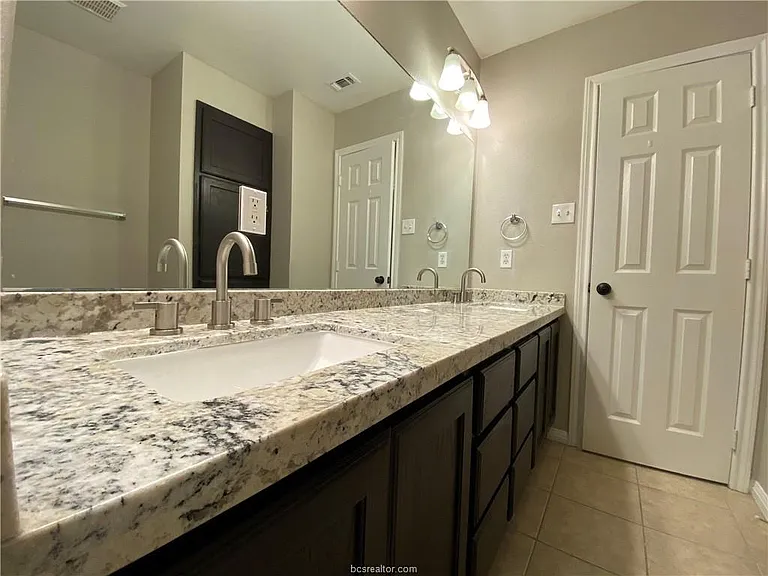 1610 Rock Hollow Loop — Photo 8