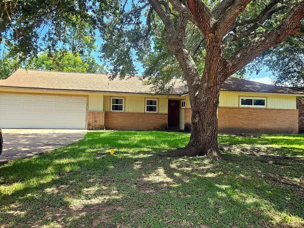 219 Carnation St, Lake Jackson, TX 77566