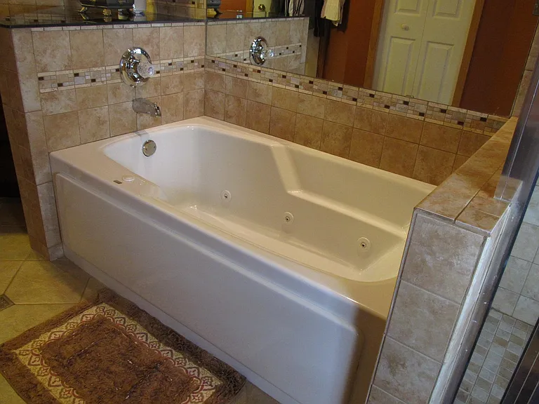 Master Bath Jet Tub