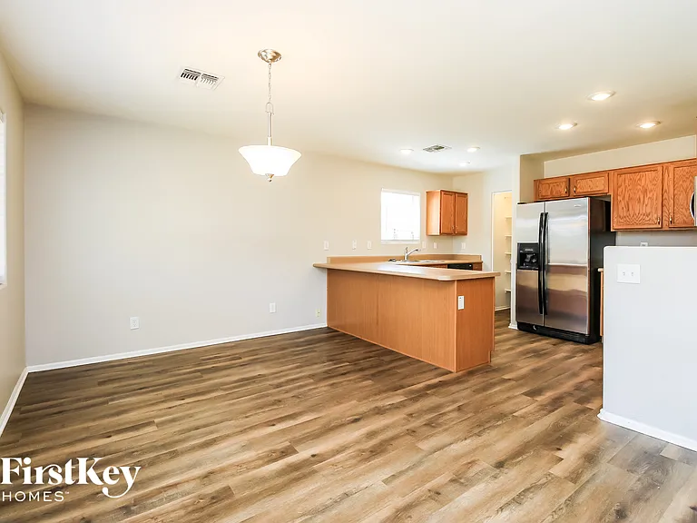 313 W Hereford Dr — Photo 6