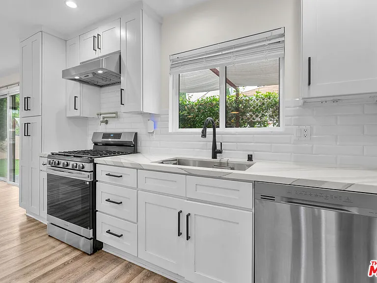 18343 Calvert St — Photo 11