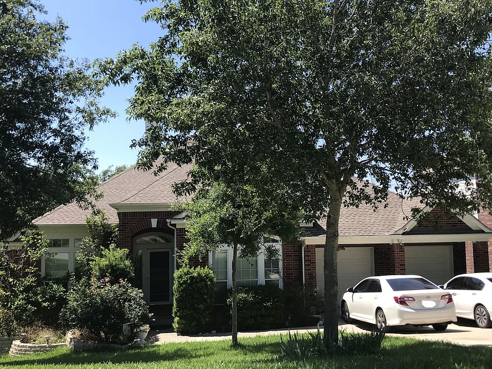 Beautiful 1.5 story home!
