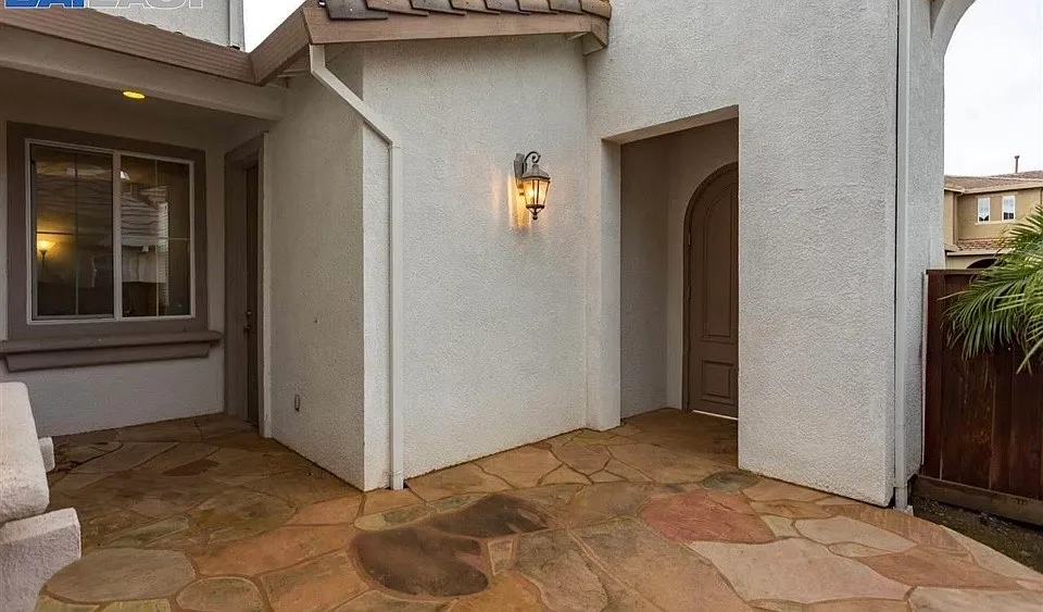 6 bed, 4.5 bath, 4679 sqft, $4,350 — Photo 2