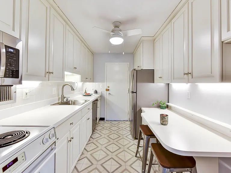 Beautiful eat-in kitchen.