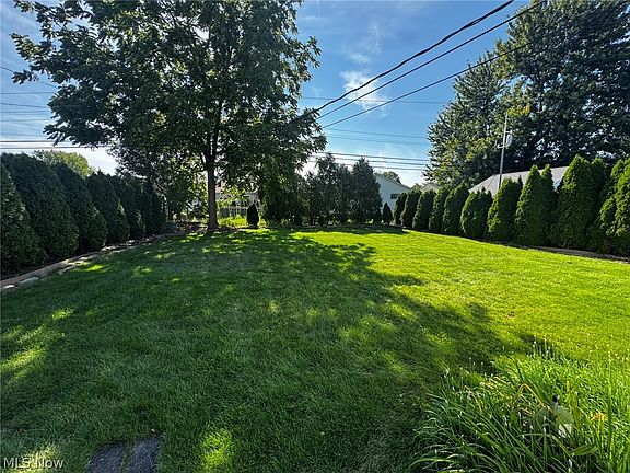 3rd image of 1708 Roselawn Rd