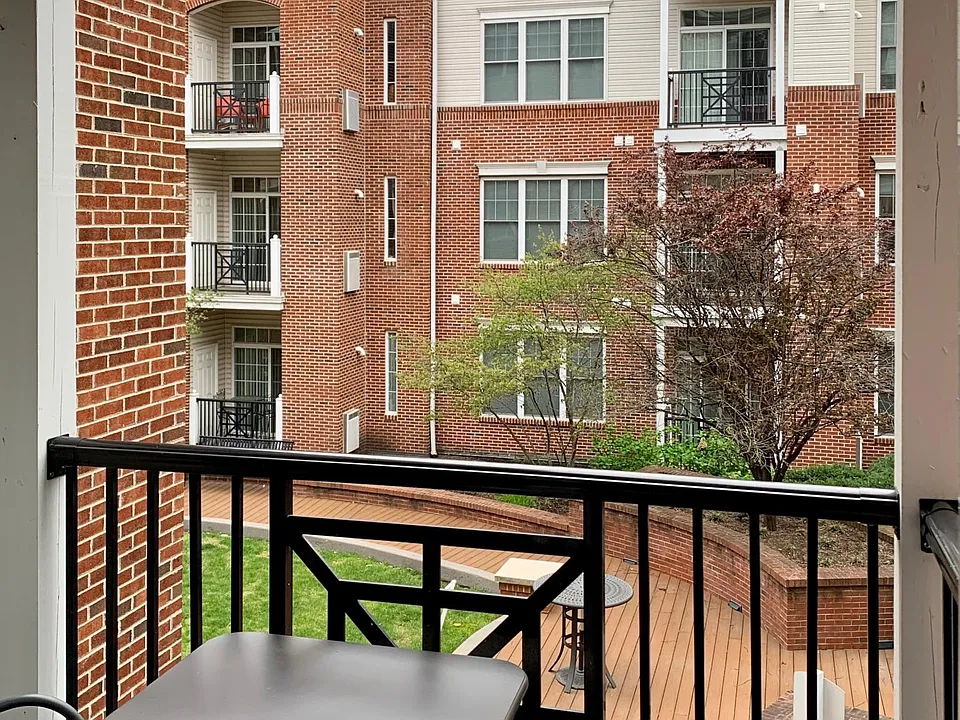 200 W Elm St #1228