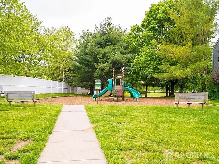 704 Dahlia Cir — Photo 32