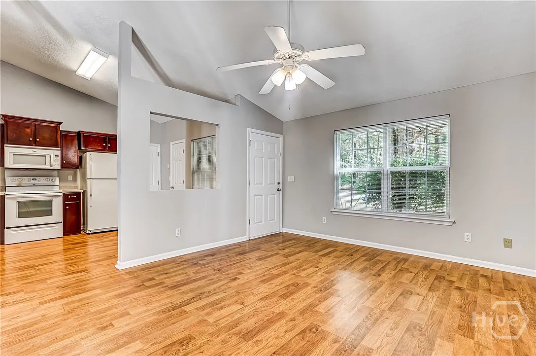 3 bed, 2.0 bath, 1224 sqft, $1,900 — Photo 4