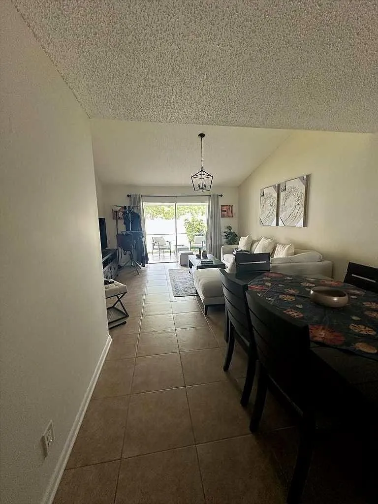2 bed, 1.0 bath, 994 sqft, $2,400 — Photo 2