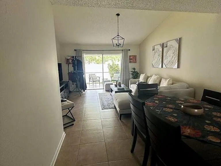 134 Oakwood Dr — Photo 2