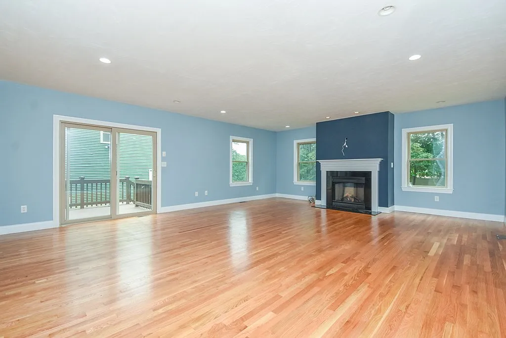 4 bed, 2.5 bath, 2800 sqft, $5,000 — Photo 3