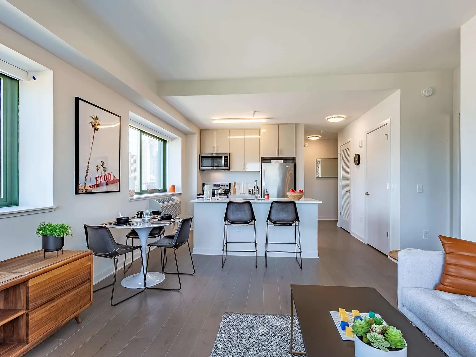 2 bed, 1060 sqft, $5,520 — Photo 4