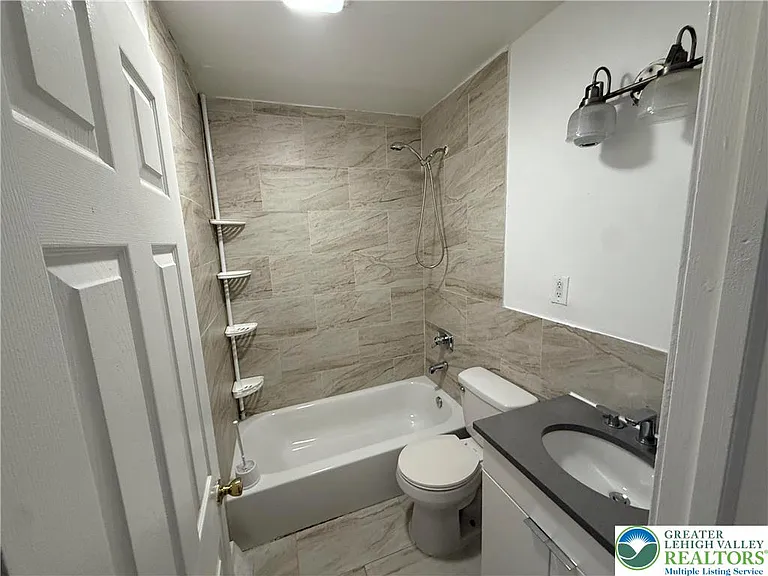 1113 E 4th St #1 — Photo 4