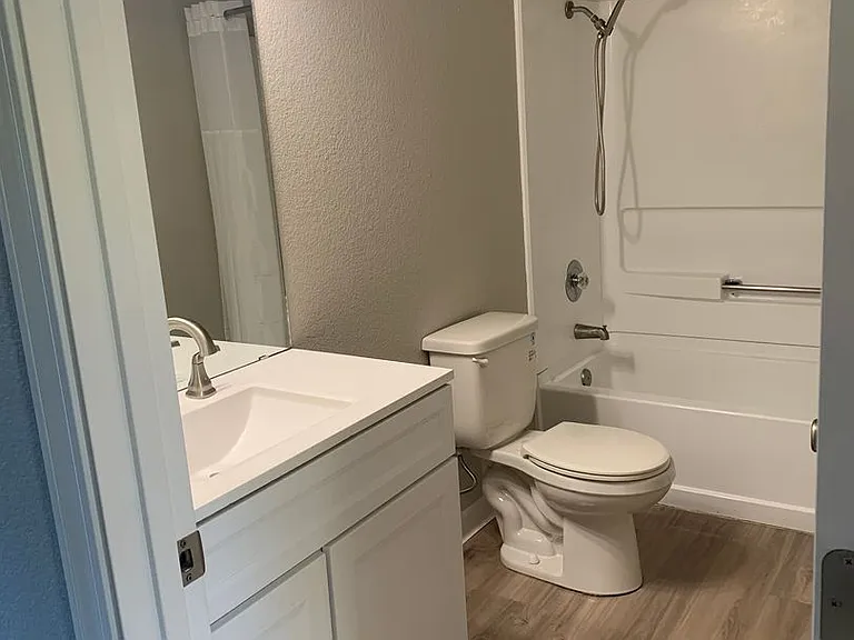 Dry Creek Apartments — Photo 32