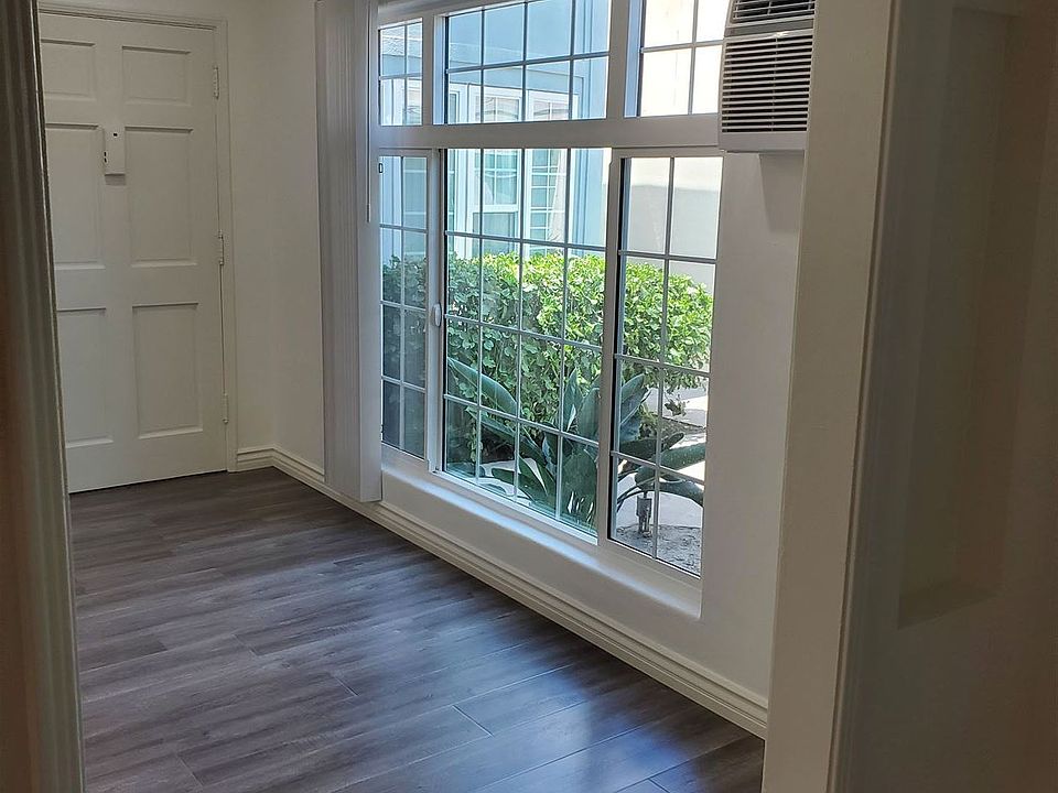 1217 A Livingroom and bay window facing courtyard 2