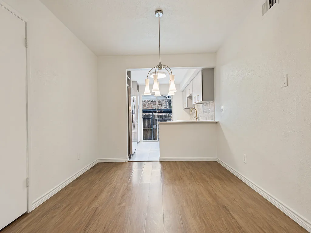 2 bed, 1053 sqft, $2,100 — Photo 4