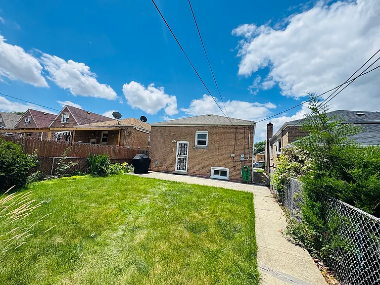4925 S Leamington Ave — Photo 2