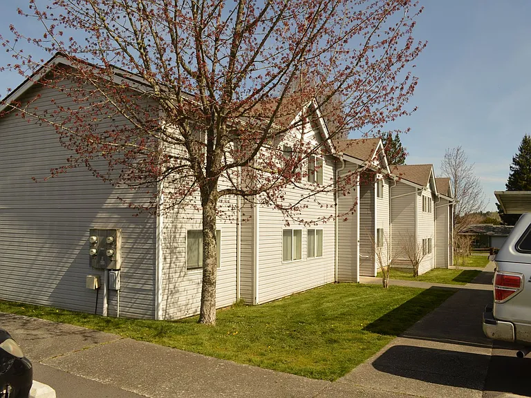 445 Carter Ave — Photo 4