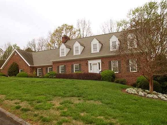 2nd image of 3858 Clairmont Dr NE