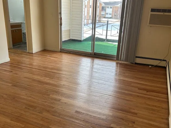 29206 Longview Ave APT 5, Warren, MI 48093