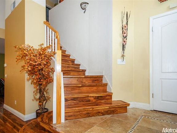 2nd image of 122 Sutcliffe Cir