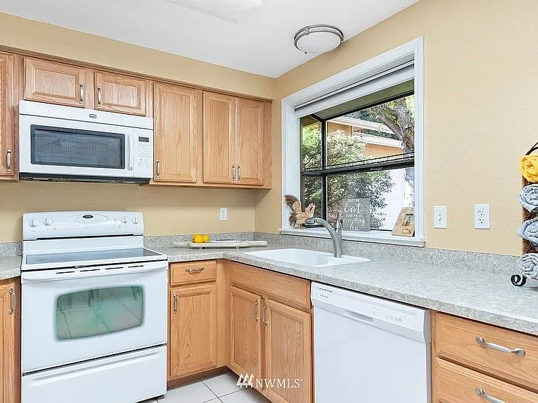 685 NW Atalanta Way #2 — Photo 4