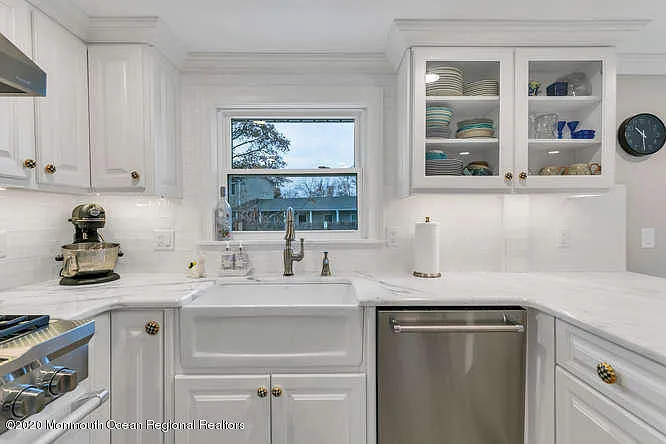 519 Saint Clair Ave — Photo 13