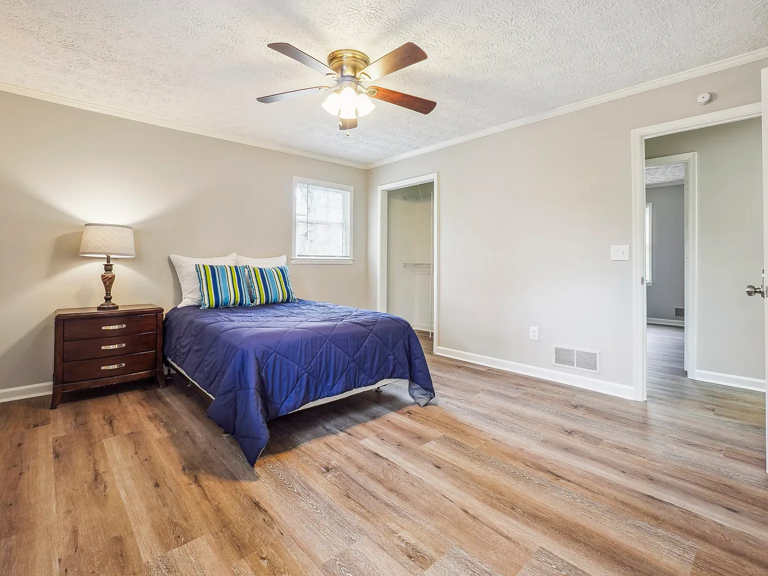4 bed, 2.0 bath, 1900 sqft, $1,079 — Photo 2