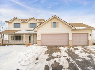 727 Debbie Ln, Carver, MN 55315