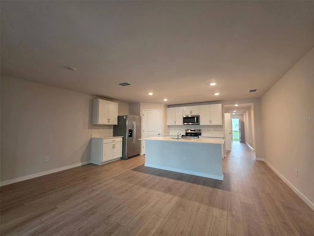 4 bed, 2.0 bath, 1828 sqft, $2,600 — Photo 3