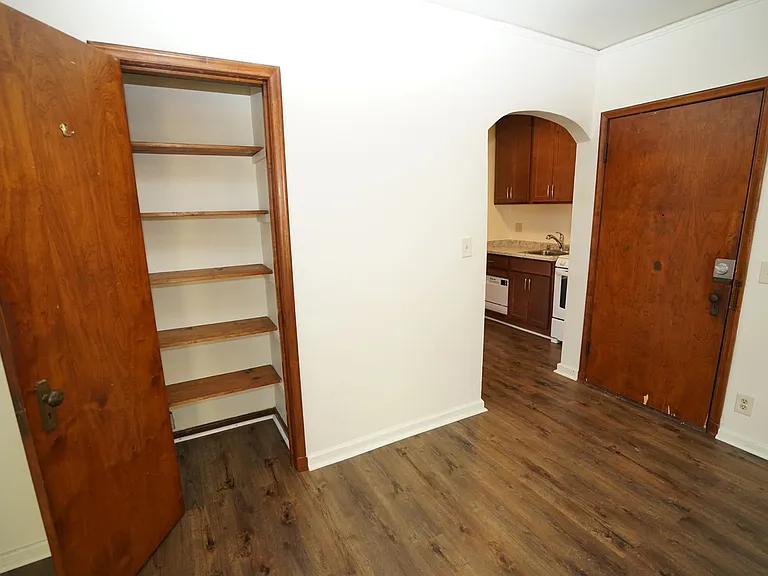 215 N Ingersoll St — Photo 4