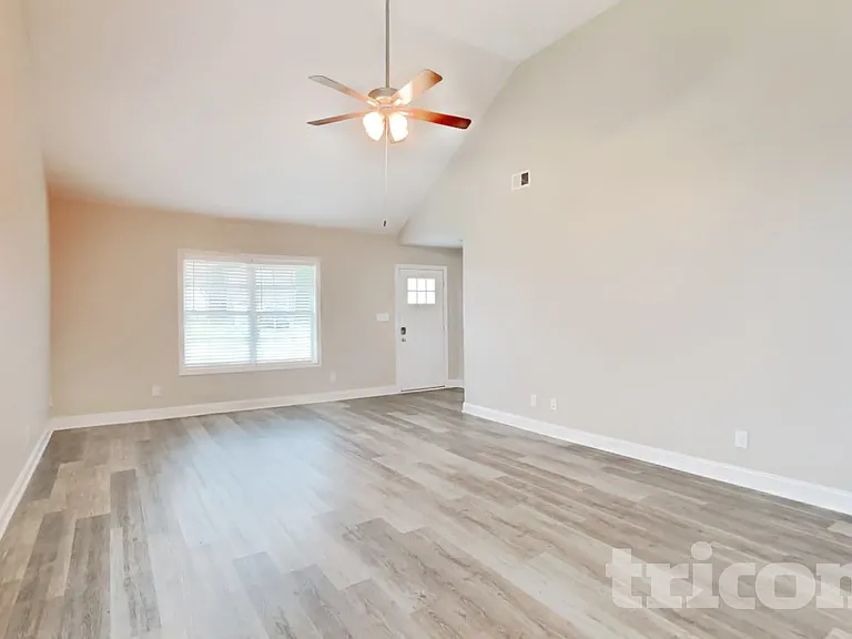 1093 Whitney Dr — Photo 3