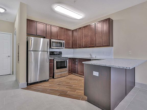 4th image of 1040 Como Ave SE #202