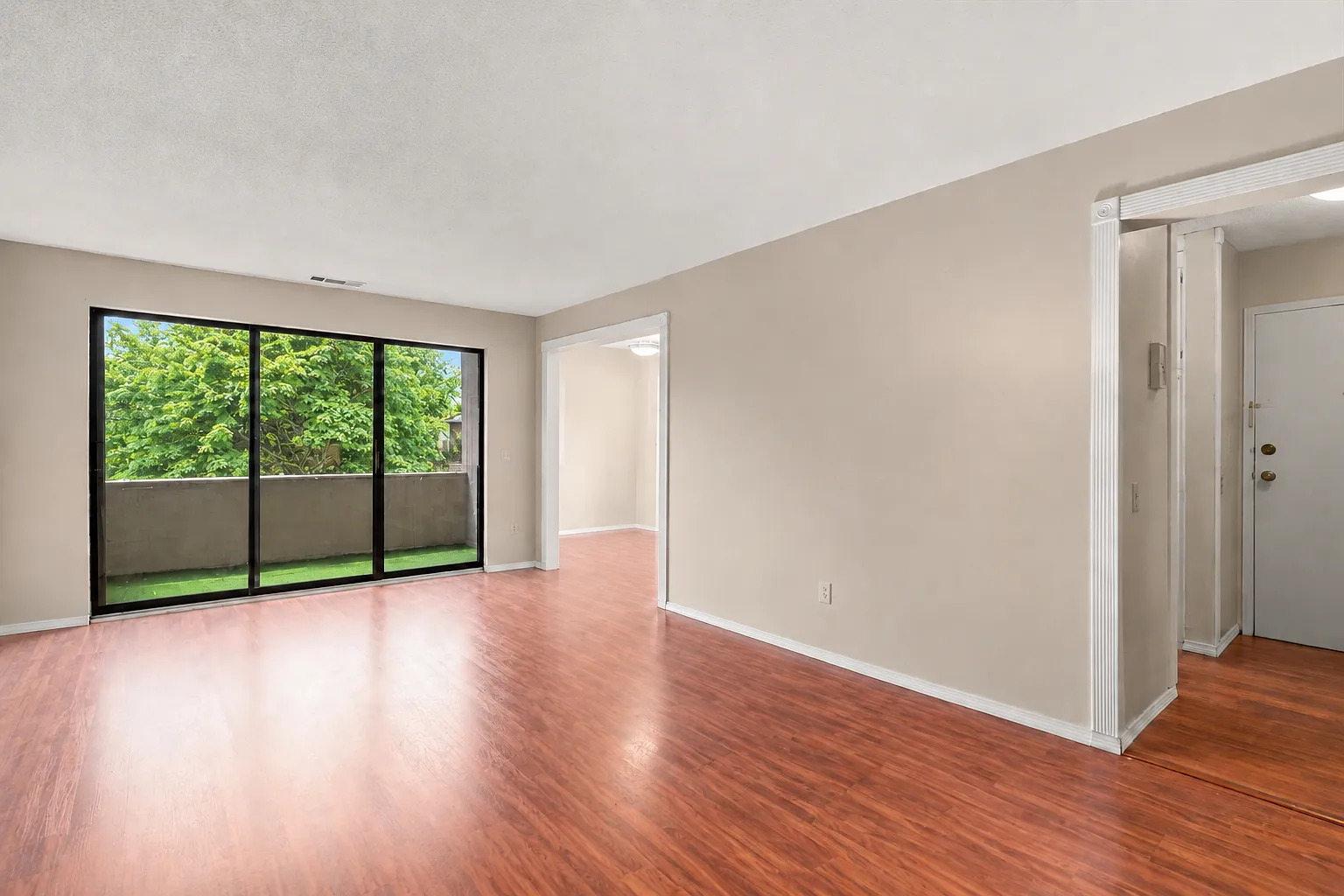 2 bed, 930 sqft, $2,050 — Photo 3