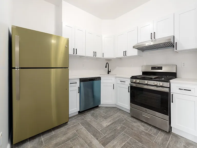 1538 Gates Ave #2F — Photo 7
