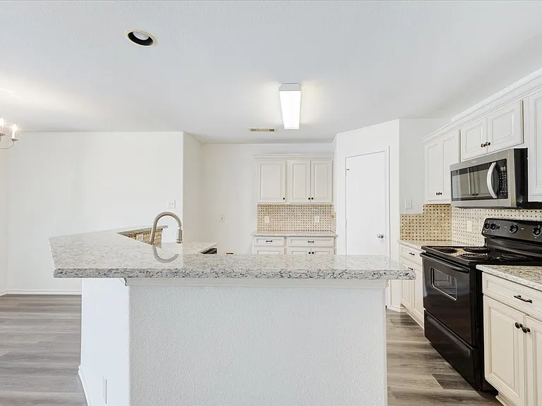 7405 Howling Coyote Ln — Photo 17