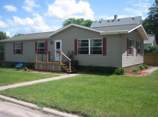 813 N Main St, Winthrop, MN 55396