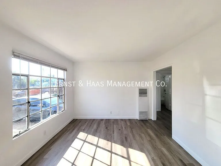 1027 E 7th St #1 — Photo 4